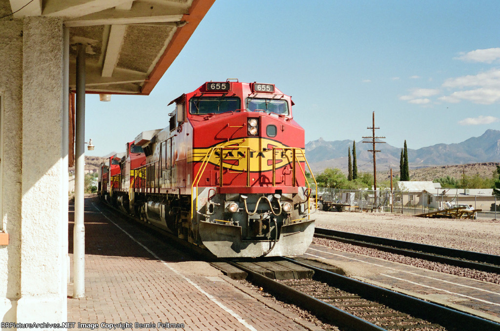 Santa Fe C44-9W #655 (with C40-8W #807, B40-8W #547 & GP60M #125) blasts past the depot with another westbound intermodal train 